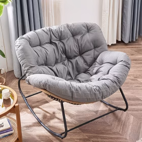 Chaise à bascule de patio d'extérieur avec coussins épais, une chaise à bascule confortable avec un coussin d'appoint à nœud papillon, et une chaise longue de détente résistante aux intempéries. Convient pour les cours, les jardins, les balcons et les porches